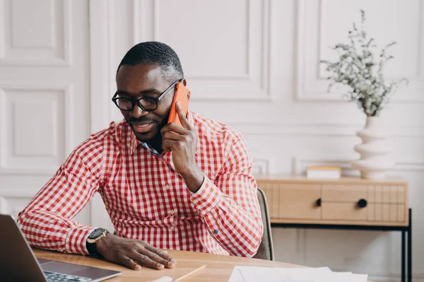 Mladý Moderní Africký Podnikatel Mluví Přes Mobilní Telefon Klientem Nebo — Stock fotografie