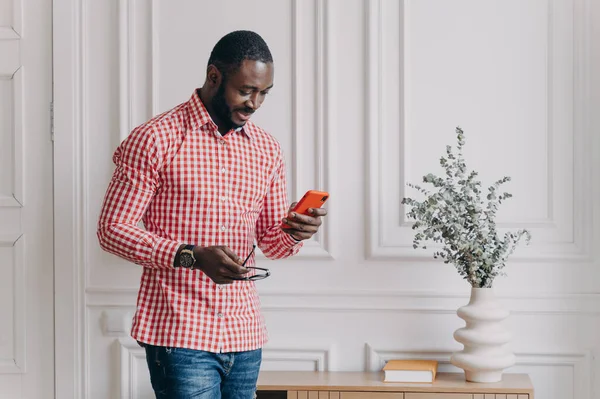 Atraktivní Afroameričtí Obchodníci Neformálním Oblečení Držící Smartphone Snaží Odpovědět Důležité — Stock fotografie