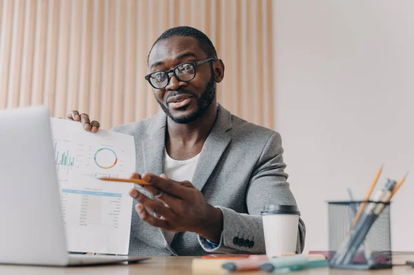 Jovens Empresários Africanos Sorrindo Discutindo Renda Com Parceiro Videochamada Laptop — Fotografia de Stock