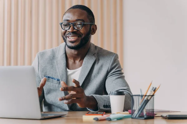 Радостный Афро Американский Бизнесмен Очках Стильном Пиджаке Делает Видеозвонок Смотрит — стоковое фото