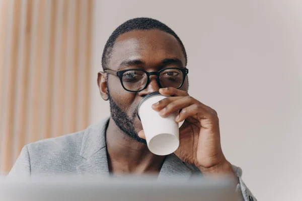 Atraktivní Sebevědomí Afro Američan Muž Společnost Ceo Pití Odnést Kávu — Stock fotografie