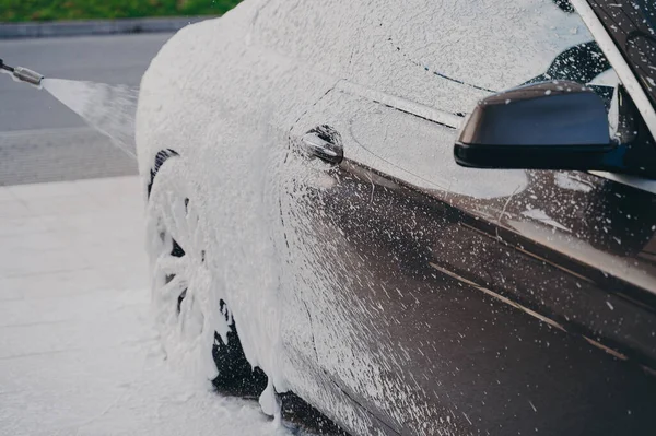 Professional Carwashing Special Detergents Black Luxury Car White Snow Foam — Stock Photo, Image