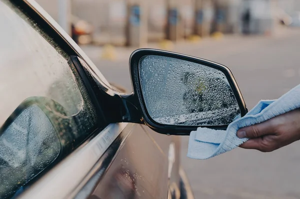 Vystřižený Záběr Muže Jak Čistí Auto Venku Hadrem Utírá Kapky — Stock fotografie