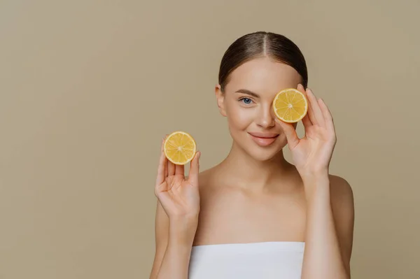 Lemon Beauty Health Beautiful Healthy Young Woman Covers Eye Half — ストック写真