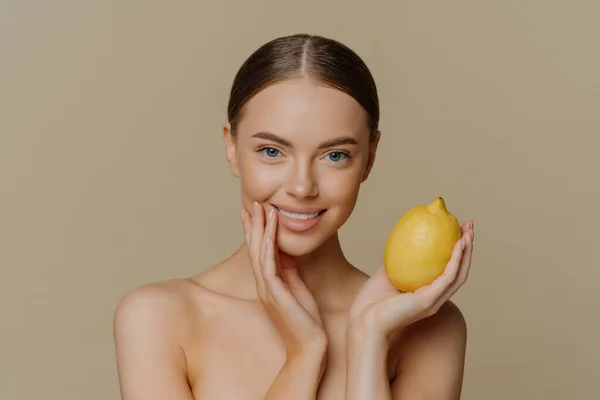 Portrait Charming Half Naked Woman Dark Combed Hair Holds Fresh — Stockfoto