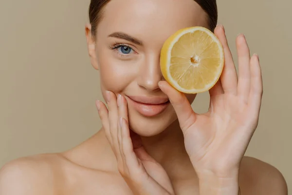 Potret Lembut Wanita Cantik Memegang Sepotong Lemon Segar Atas Mata — Stok Foto
