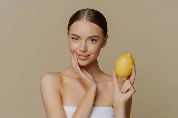 Portrait Beautiful Brunette European Woman Holds Fresh Yellow Lemon Making — Stok Foto