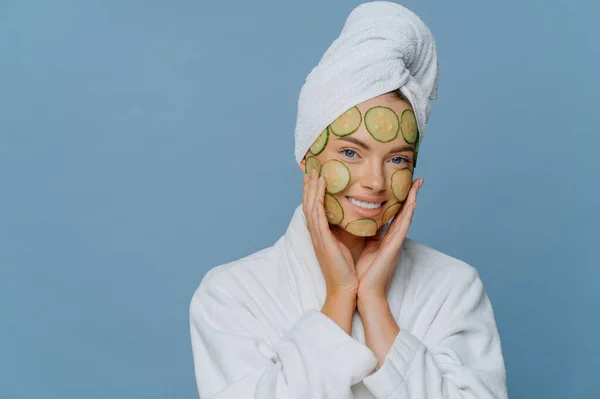 Huidverzorging Schoonheidsbehandeling Concept Happy Relaxed Jong Vrouwelijk Model Brengt Komkommer — Stockfoto