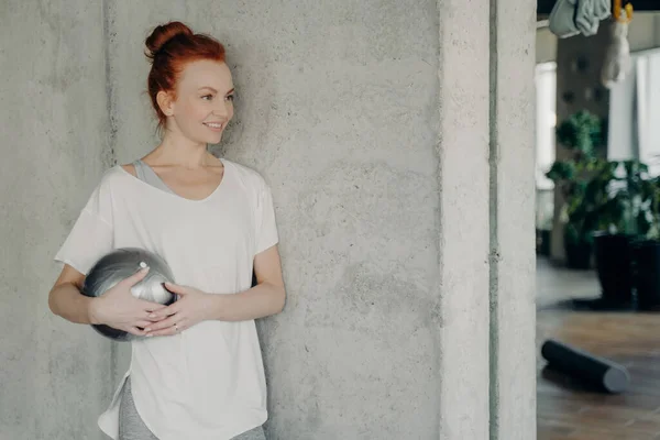 Femme Aux Cheveux Roux Satisfaite Shirt Whire Debout Contre Mur — Photo