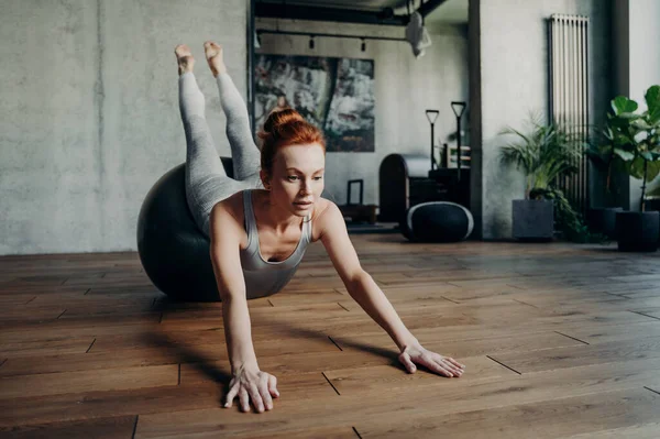 Atletica Signora Snella Con Capelli Rossi Che Eseguono Esercizi Stretching — Foto Stock