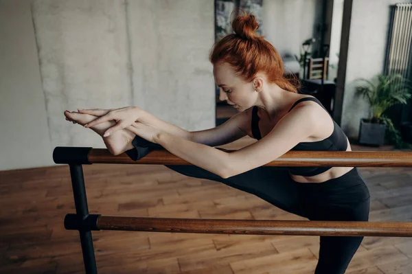 머리의 발레리나 활동적 복장의 댄서가 스튜디오에서 운동하는 발레바위에 칸막이 다리에 — 스톡 사진