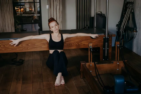 Fit Wanita Muda Duduk Lantai Dengan Trapeze Meja Beristirahat Setelah — Stok Foto