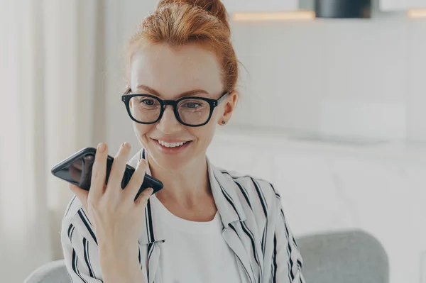 Närbild Porträtt Vackra Positiva Rödhåriga Kvinna Glasögon Som Håller Mobiltelefon — Stockfoto