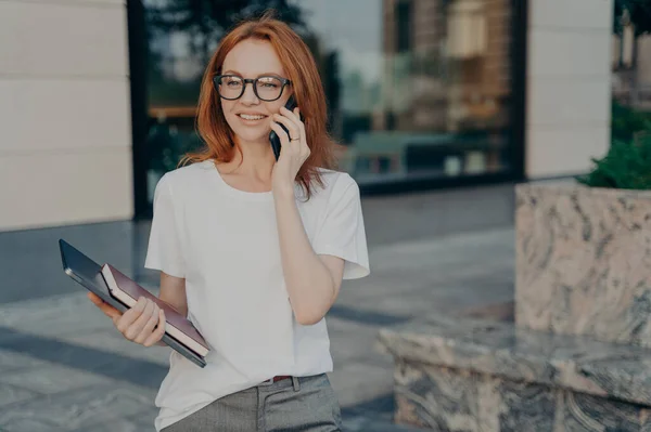 Joven Pelirroja Sonriente Mujer Negocios Hablando Teléfono Móvil Aire Libre — Foto de Stock