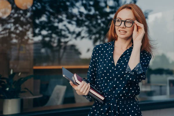 Außenaufnahme Einer Unternehmerin Blickt Aufmerksam Die Ferne Hält Hand Brille — Stockfoto