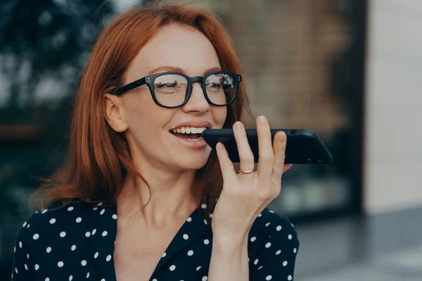 Close Jovem Sorridente Mulher Negócios Ruiva Detém Telefone Celular Usando — Fotografia de Stock