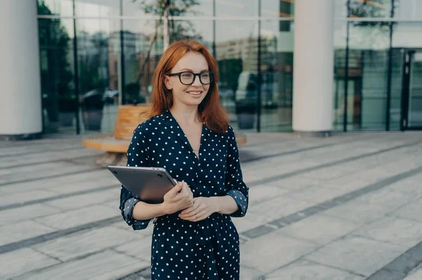 Fröhliche Europäische Entrepreeurin Mit Roten Haaren Trägt Brille Und Gepunktetes — Stockfoto