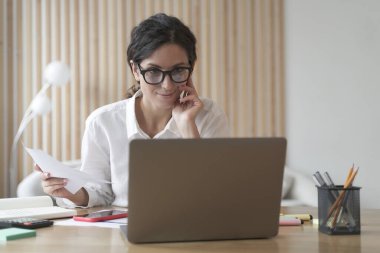 Evde bilgisayar başında çalışan kendine güvenen İspanyol iş kadını müşterilere uzaktan danışmanlık yapıyor, proje fikirlerini uzaktan tartışıyor, profesyonel danışmanlık yapıyor. Serbest Çalışan Konsepti