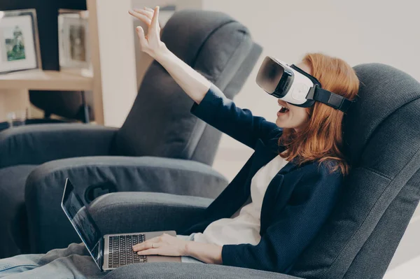 Mujer Emocionada Con Auriculares Portátil Tocando Aire Durante Experiencia Realidad — Foto de Stock