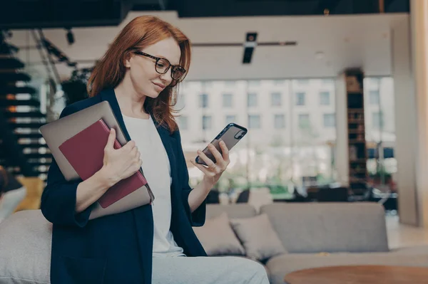 Junge Fröhliche Geschäftsfrau Mit Brille Laptop Und Agenda Unter Dem — Stockfoto