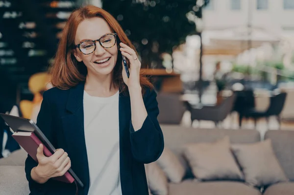 Glücklich Lächelnde Rothaarige Geschäftsfrau Optischer Brille Genießt Telefongespräche Steht Drinnen — Stockfoto