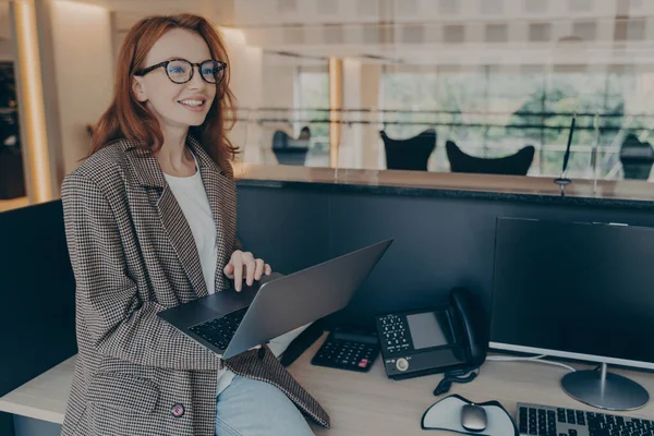 Schöne Büroangestellte Lässiger Kleidung Die Eine Brille Trägt Schreibtisch Ihrem — Stockfoto