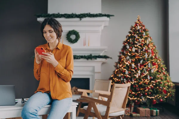 크리스마스 휴일에 집에서 떨어진 직장에서 전화로 읽으며 여행하는 Xmas 스마트폰을 — 스톡 사진