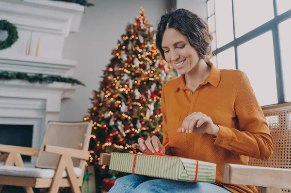 Χαρούμενη Ευτυχισμένη Ευρωπαία Γυναίκα Ξεπακετάρει Δώρα Χριστουγέννων Στο Σπίτι Προσδοκώντας — Φωτογραφία Αρχείου
