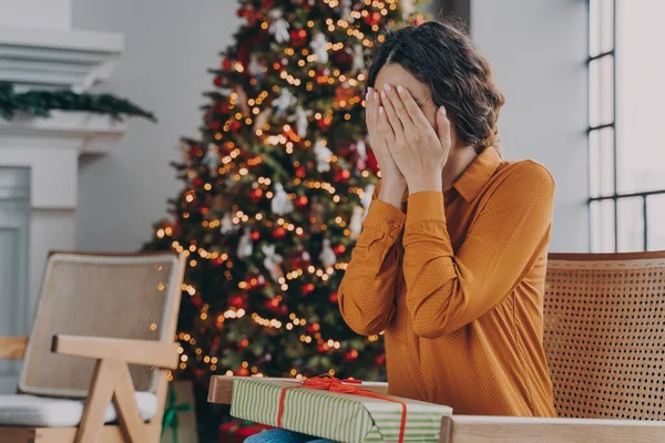 Χριστουγεννιάτικη Έκπληξη Περίεργη Γυναίκα Καλύπτει Μάτια Χέρια Και Μαντέψουν Μέσα — Φωτογραφία Αρχείου