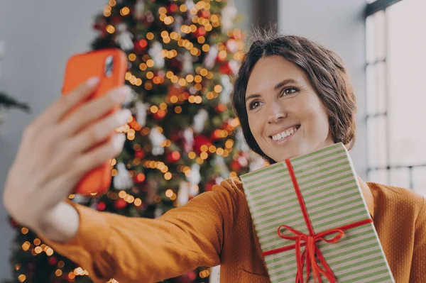 Όμορφη Ελκυστική Μελαχρινή Γυναίκα Που Παίρνει Selfie Χριστουγεννιάτικο Κουτί Δώρου — Φωτογραφία Αρχείου