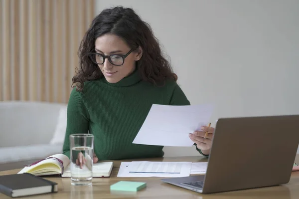 Joven Mujer Italiana Agradable Con Gafas Que Sostiene Documentos Preparando — Foto de Stock