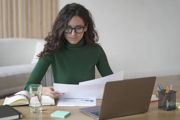 Joven Mujer Española Freelancer Enfocada Gafas Analizando Documentos Trabajando Computadora — Foto de Stock