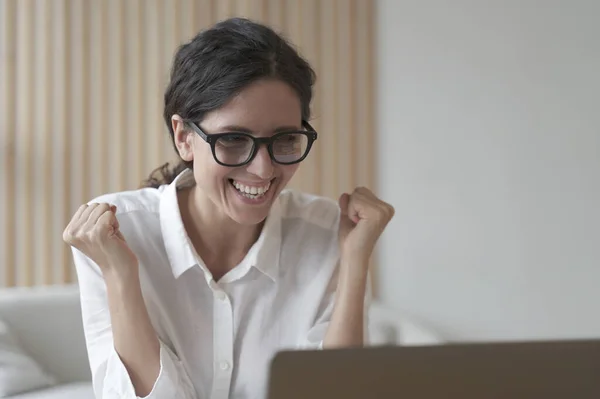 Mujer Italiana Emocionada Gafas Mirando Pantalla Del Ordenador Portátil Celebrando —  Fotos de Stock