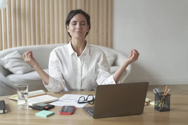 Спокойная Итальянская Женщина Сидит Расслабленной Позиции Йоги Столом Перед Ноутбуком — стоковое фото