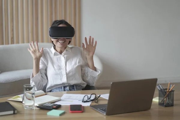 Concepto Ciberespacio Emocionada Mujer Negocios Con Gafas Realidad Virtual Mientras — Foto de Stock