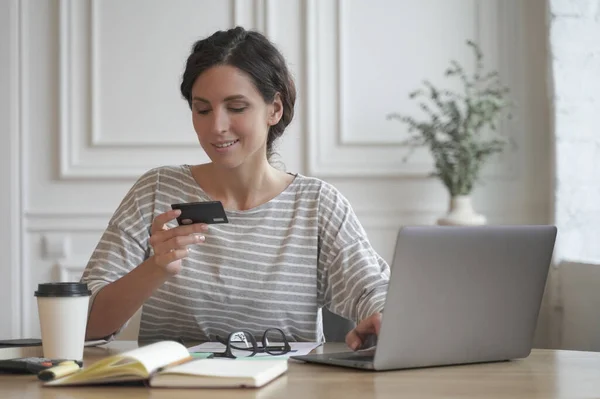 Compras Línea Joven Mujer Italiana Sonriente Ropa Casual Mirando Tarjeta — Foto de Stock