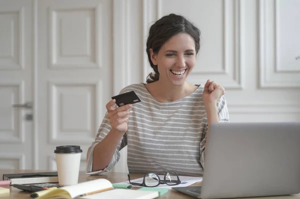 Joven Mujer Española Feliz Sosteniendo Tarjeta Crédito Sintiéndose Emocionada Mientras —  Fotos de Stock