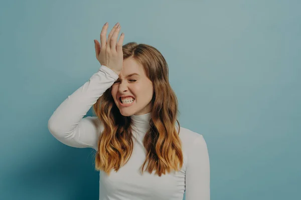 Stressig Kvinna Med Brunt Hår Bär Casual Kläder Hålla Hand — Stockfoto