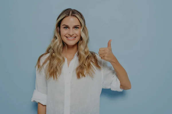 Menina Loira Alegre Camisa Branca Mostrando Polegares Para Cima Gesto — Fotografia de Stock