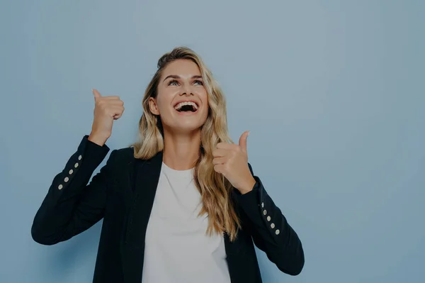 Chica Joven Riendo Brillante Ligeramente Inclinó Cabeza Hacia Atrás Mostrando —  Fotos de Stock