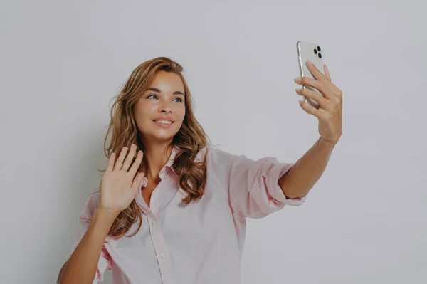 Frohe Junge Europäerin Winkt Palme Zeigt Hallo Geste Posen Smartphone — Stockfoto