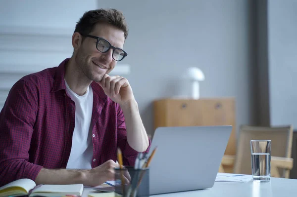 Jeune Bel Homme Souriant Allemand Employé Bureau Dans Des Lunettes — Photo