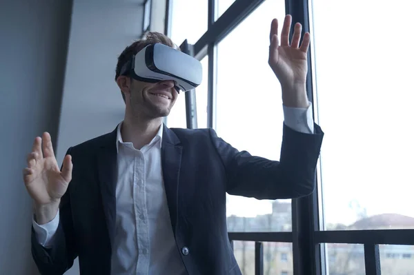 Podekscytowany Europejskim Biznesmenem Testującym Okulary Pracy Korzystającym Innowacyjnej Technologii Wirtualnej — Zdjęcie stockowe