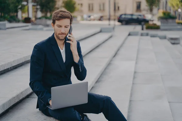 Hombre Trabajador Ejecutivo Habla Por Teléfono Celular Con Socio Negocios — Foto de Stock