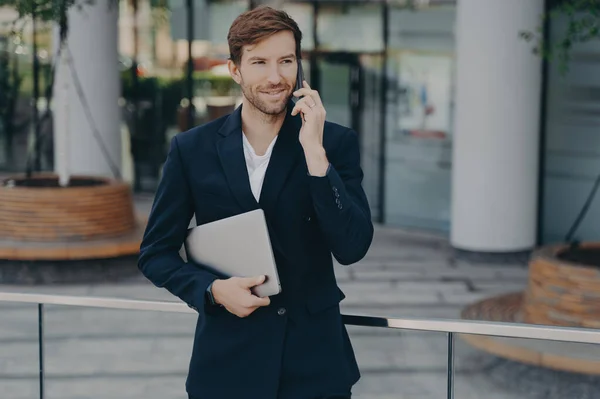 Meio Comprimento Tiro Empresário Bonito Faz Telefonema Roaming Usando Tarifas — Fotografia de Stock