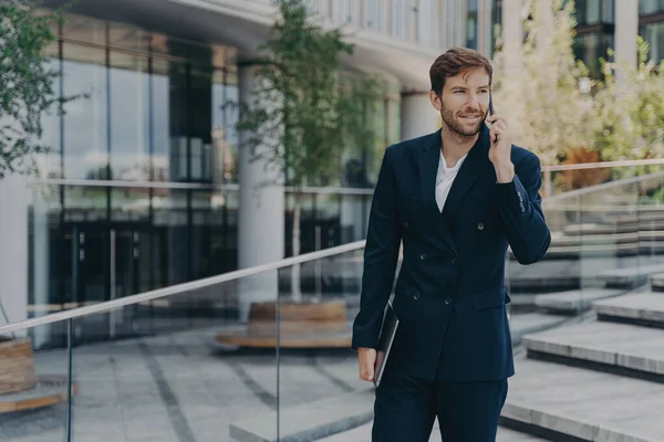 Homem Negócios Moda Usa Tecnologias Modernas Tem Conversação Telefônica Mantém — Fotografia de Stock