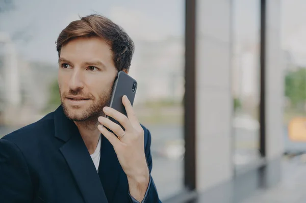 Empreendedor Masculino Pensativo Focado Distância Faz Atender Chamada Usa Telefone — Fotografia de Stock