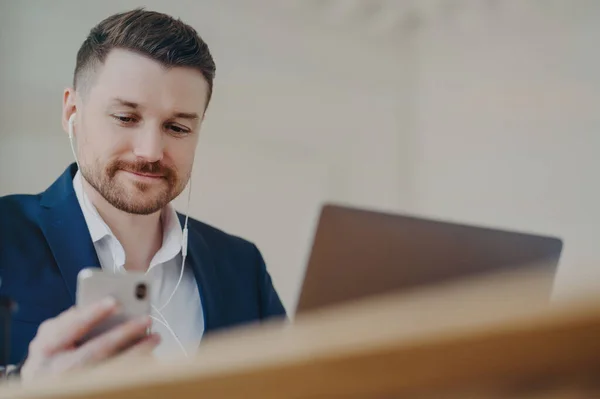 Joven Hombre Negocios Barbudo Guapo Con Auriculares Que Tienen Reunión — Foto de Stock