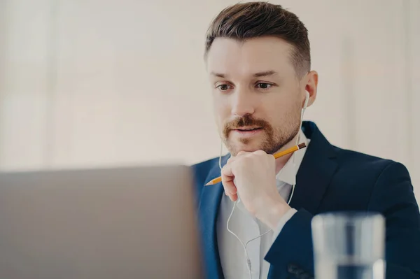 Empresario Masculino Profesional Centrado Ordenador Portátil Utiliza Auriculares Escucha Información — Foto de Stock