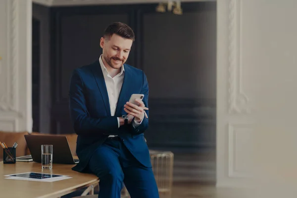 Jovem Empresário Bonito Terno Azul Escuro Formal Olhando Para Smartphone — Fotografia de Stock